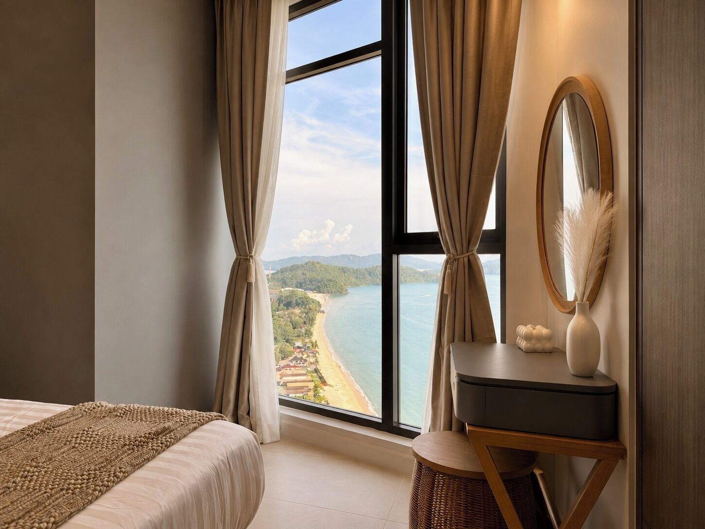 Un dormitorio con un ventanal grande, una cama, una mesita de noche, un espejo y vista a una playa.