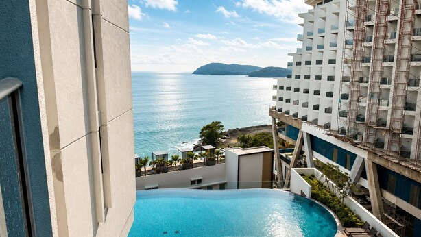 Suíte, sacada, vista para o mar | Piscina