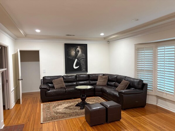 Living area - Elegant, peaceful LA home, 5 min from UCLA (Los Angeles)