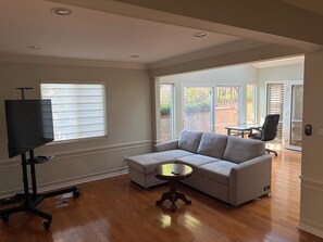 Living area - Elegant, peaceful LA home, 5 min from UCLA (Los Angeles)