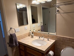 Bathroom - Elegant, peaceful LA home, 5 min from UCLA (Los Angeles)