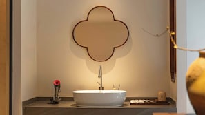 A bathroom with a large mirror, a sink, and a towel rack. - Yunye Fengwan Song's Aesthetic Hotel (Deqin)