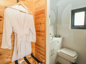Bathroom - SYCAMORE LODGE, pet friendly, with a garden in Brecon (Brecon)