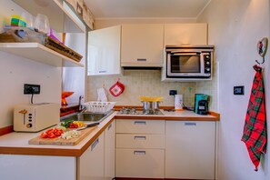 A compact kitchen with a toaster, a sink, a microwave, and a coffee maker. - Appartamento Venus 11, Sestriere, Italy (Sestriere)
