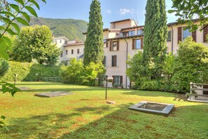 Shared Garden - Luke Loft Lakeside Charm Central park, Salò, Italy (Salò)