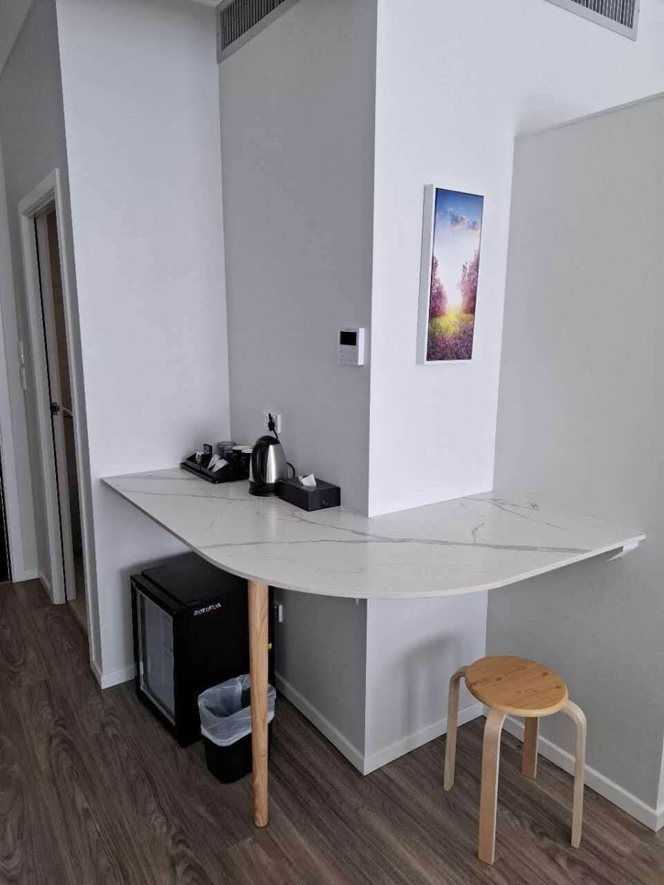 Caja de seguridad en la habitación y escritorio 