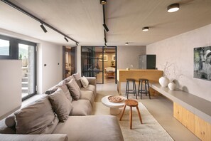 A modern interior with a sofa, dining area, and kitchen. - Villa Panorama Del Tartufo, Motovun, Croatia (Motovun)