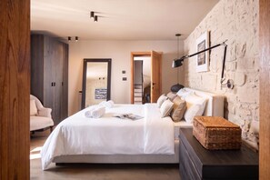 Ein modernes Schlafzimmer mit einem großen Bett, einem Nachttisch, einer Lampe und einem Wandregal.