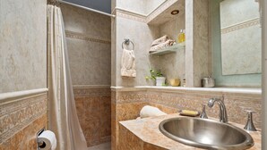 Deluxe House, Garden View | Bathroom - Oasis in Downtown Tequis Pool & 5 Rooms (Tequisquiapan)