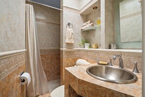 Deluxe House, Garden View | Bathroom - Oasis in Downtown Tequis Pool & 5 Rooms (Tequisquiapan)