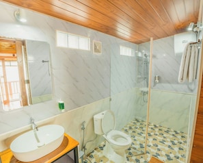 Shower, hair dryer, towels, soap - Green Hill By Polumb Garden (Tabanan)