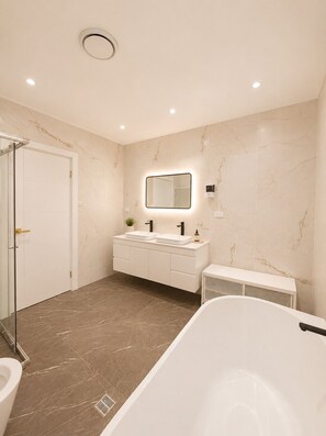 Bathroom - Spacious 5 Bedroom Home in Bankstown (Bankstown)
