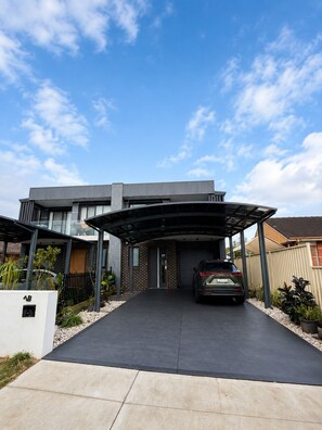 Exterior - Spacious 5 Bedroom Home in Bankstown (Bankstown)