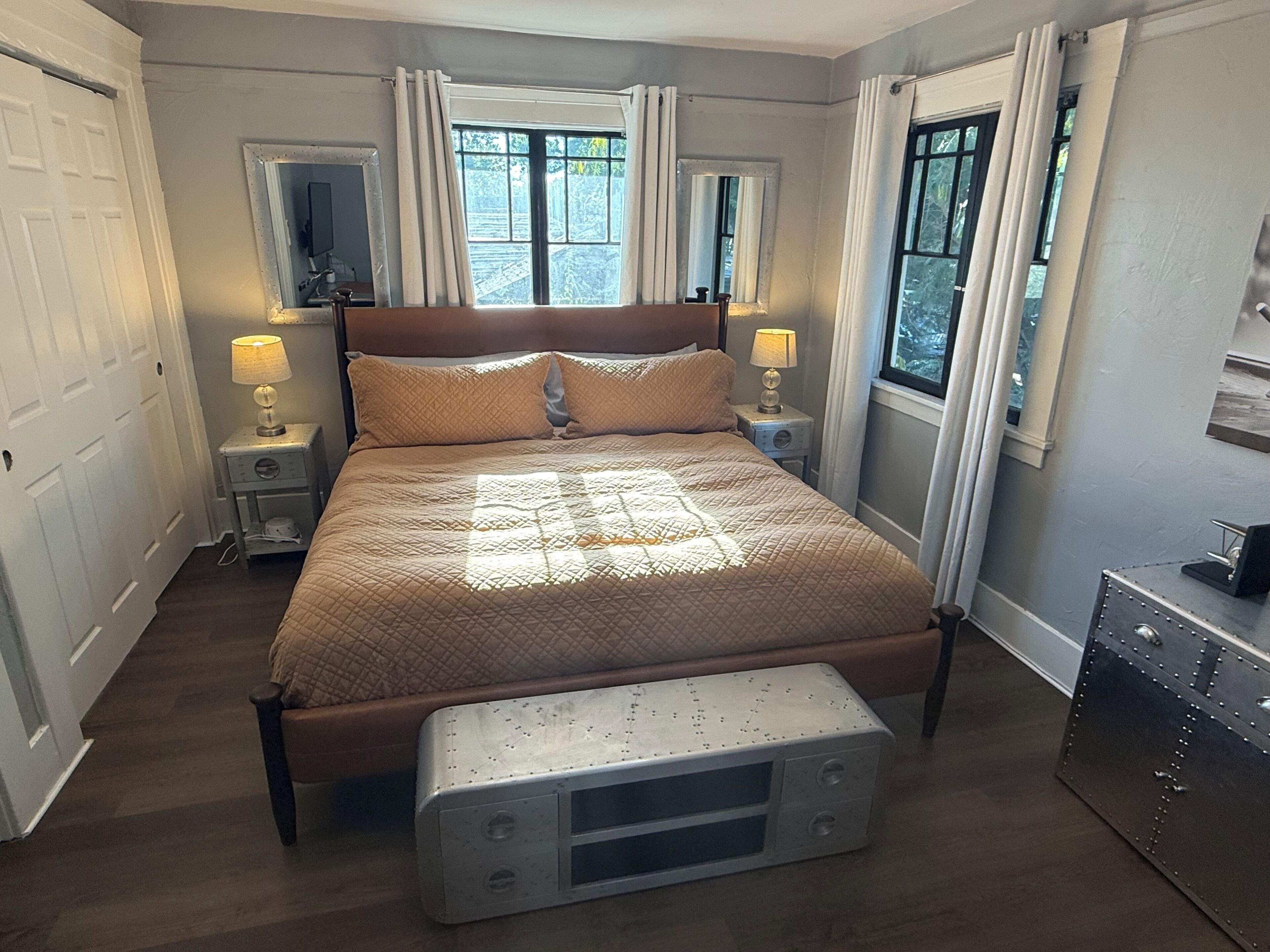 Iron/ironing board, WiFi, bed sheets