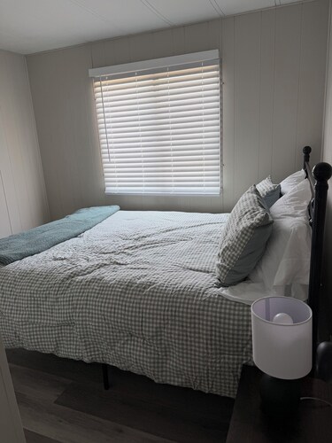 Cozy 2-bedroom 2 bathroom house in delightful Sunland Estates