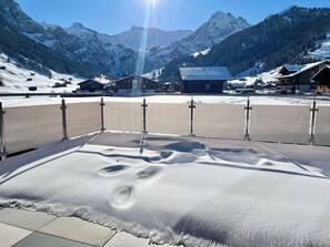A snow-covered ski slope with a clear view of mountain peaks and a building in the background. - Falkiport Schranz Appartement/Fewo, Bad, WC, 3 Schlafräume 4-Zimmerwohnung by Interhome (Adelboden)