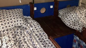 A bunk bed with patterned bedding and a wooden headboard. - Kampari - Luxe Safaritent - Titanic by Interhome (Delfstrahuizen)