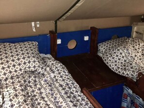 A bunk bed with patterned bedding and a wooden headboard. - Kampari - Luxe Safaritent - Titanic by Interhome (Delfstrahuizen)