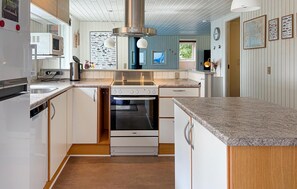 Wasserkocher mit Kaffee-/Teezubehör, Kühlschrank, Mikrowelle