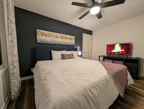 3 bedrooms, iron/ironing board, travel crib, WiFi - Colony Bungalow - Family & Groups - Modern Lux (Marietta)