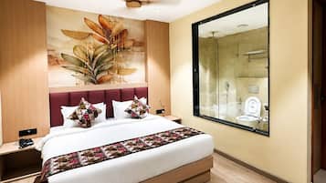 Deluxe Double Room | Desk, laptop workspace, soundproofing, iron/ironing board