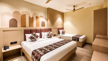 Deluxe Triple Room | Desk, laptop workspace, soundproofing, iron/ironing board