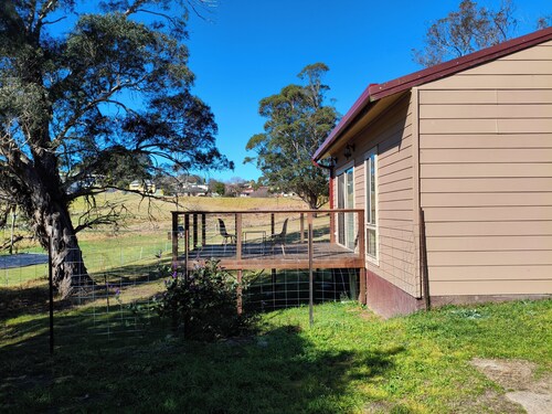Bega Cottage, private space overlooking farm land 5 min walk to shops and cafes