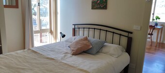 Bega Cottage, private space overlooking farm land 5 min walk to shops and cafes