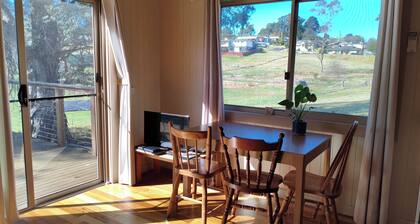 Bega Cottage, private space overlooking farm land 5 min walk to shops and cafes