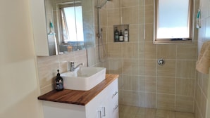 Douche, serviettes fournies, savon, papier de toilette