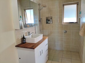 Shower, towels, soap, toilet paper - Bega Cottage, private space overlooking farm land 5 min walk to shops and cafes (Bega)