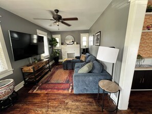 Unclassified image, 5 of 16, button - Beautiful 3-bedroom home close to everything you need! (Hyattsville)