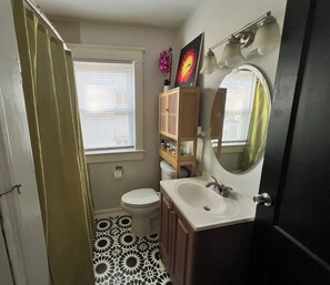 Unclassified image, 4 of 16, button - Beautiful 3-bedroom home close to everything you need! (Hyattsville)