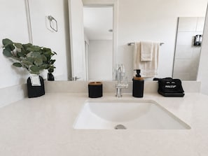 Doccia, asciugacapelli, asciugamani, sapone