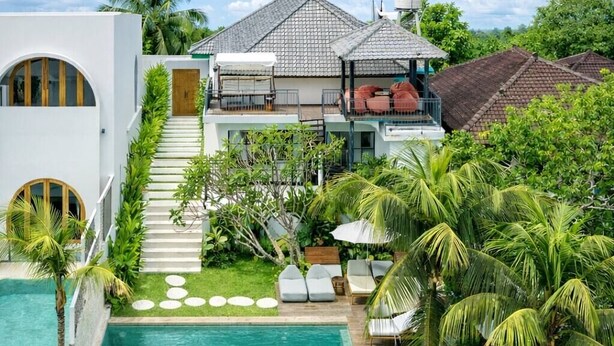 A two-story house with a swimming pool, a staircase leading to the upper level, and a garden with palm trees. - Ubud's Best 2BR w Huge Rooftop & Pool by Ricefield (Ubud)