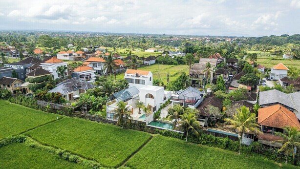 A residential area with houses, a swimming pool, and green fields. - Ubud's Best 2BR w Huge Rooftop & Pool by Ricefield (Ubud)