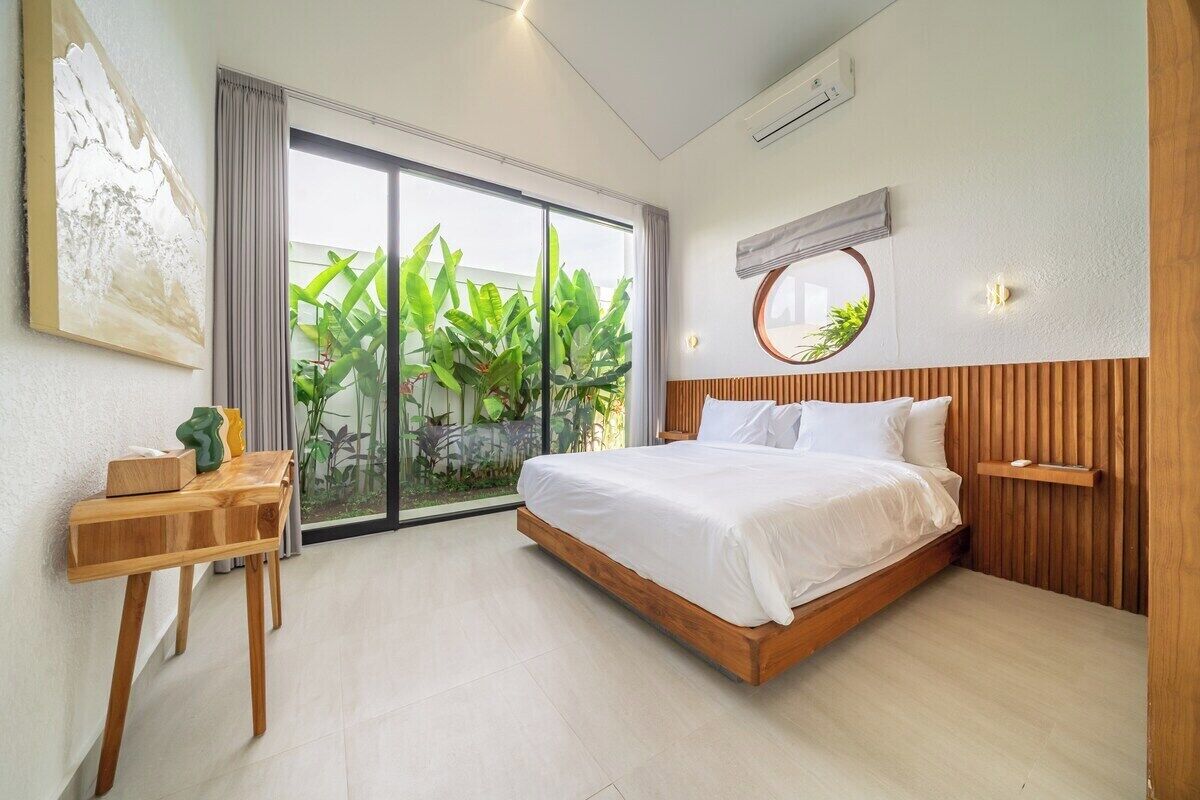 Iron/ironing board, travel crib, WiFi, bed sheets