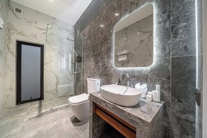 Bathroom - Amazing 3BR w Beach Access, Pool+Garden & Office (South Kuta)
