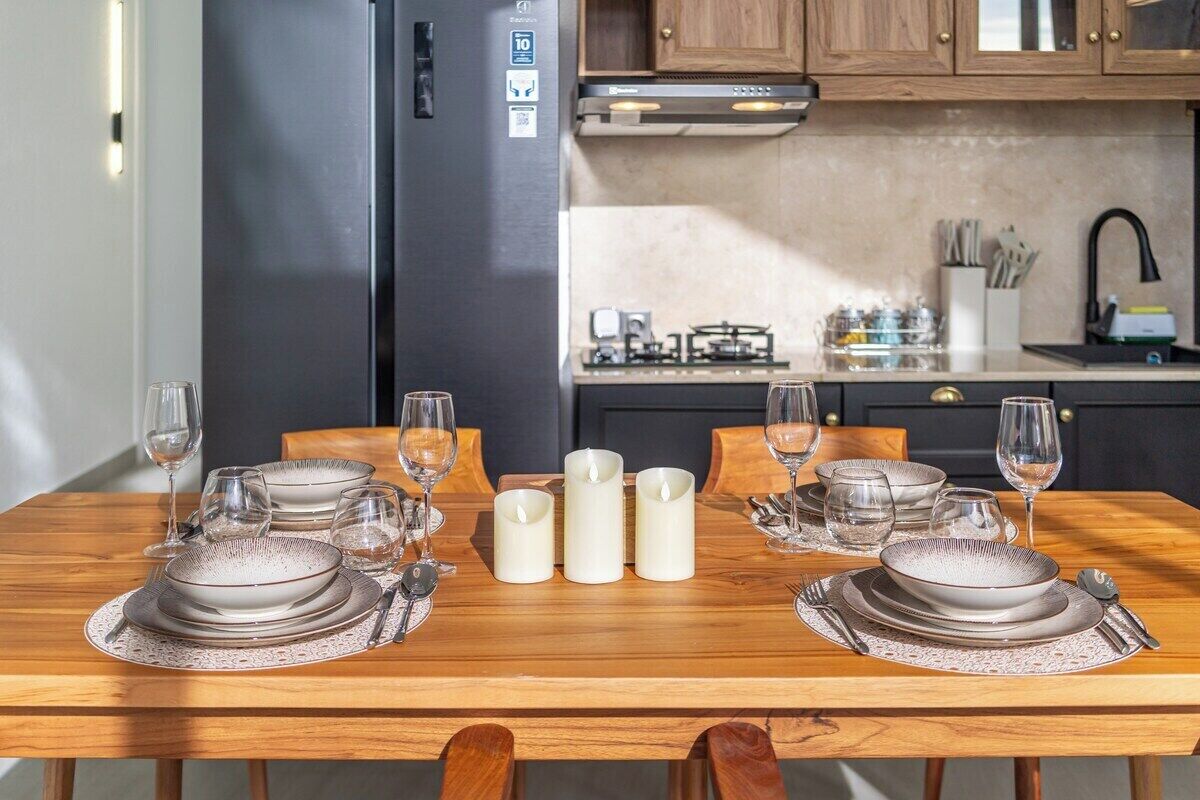 Coffee/tea maker, fridge, microwave, stovetop
