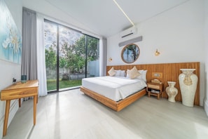Une chambre moderne avec un grand lit, une tête de lit en bois, une table de chevet et une grande vasque.