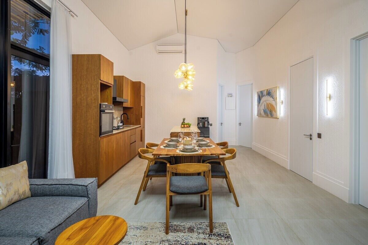 Ein modernes Interieur mit Essbereich, Küche und einer Sitzecke.
