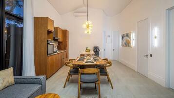 Ein modernes Interieur mit Essbereich, Küche und einer Sitzecke.