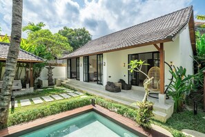 A modern house with a swimming pool, outdoor seating, and a covered porch. - Tropical 2BR in Serene Ubud w Pool & Huge Garden (Ubud)