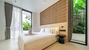Quarto moderno com uma cama grande, uma mesa de cabeceira e vista para o verde pela janela.