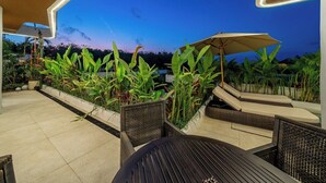 An outdoor patio area with seating and a view of the sky. - New Tropical 3BR Villa+Private Pool+Best Location (South Kuta)
