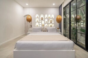 Een moderne slaapkamer met een groot bed, een decoratieve wand met planken en een groot raam.