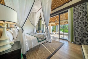 A four-poster bed with a canopy, a bedside lamp, and a patterned throw. - Chic 2BR Villa in Serene Ubud w Pool+Patio+Garden (Gianyar Regency)