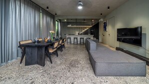 Een modern interieur met een eetgedeelte, keuken en woonruimte.