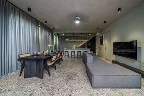 A modern interior with a dining area, kitchen, and living space. - Predmet Padonan - Designer 3BR Villa w Pool, Rooftop Kitchen & Patio (Badung Regency)