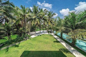 A pool area with palm trees and a well-maintained lawn. - Jungle 9BR Ubud Paradise with spa! (Ubud)